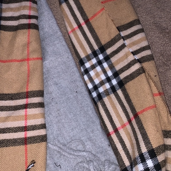 Two scarves - Picture 3 of 4